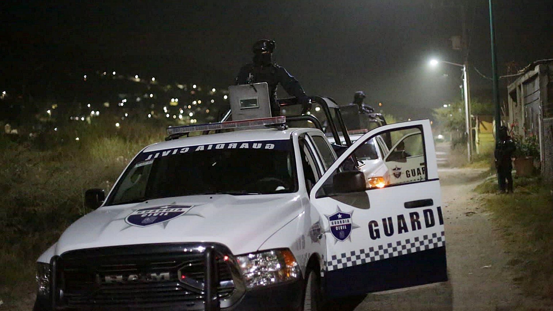 Hombres armados realizan bloqueos con autos incendiados en Michoacán