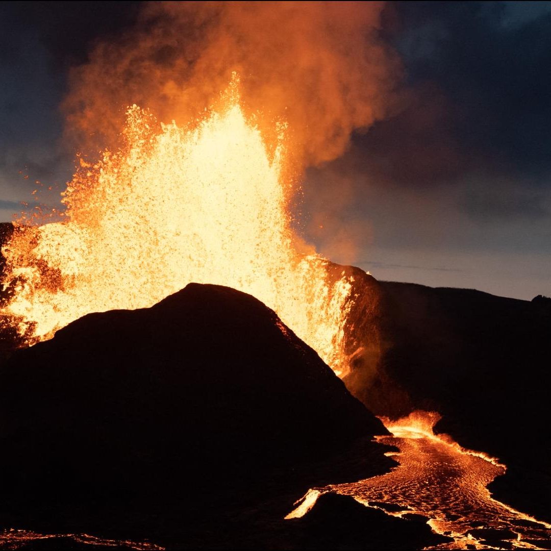En las imágenes se observa una luz redonda que sobrevuela muy cerca de la lava.