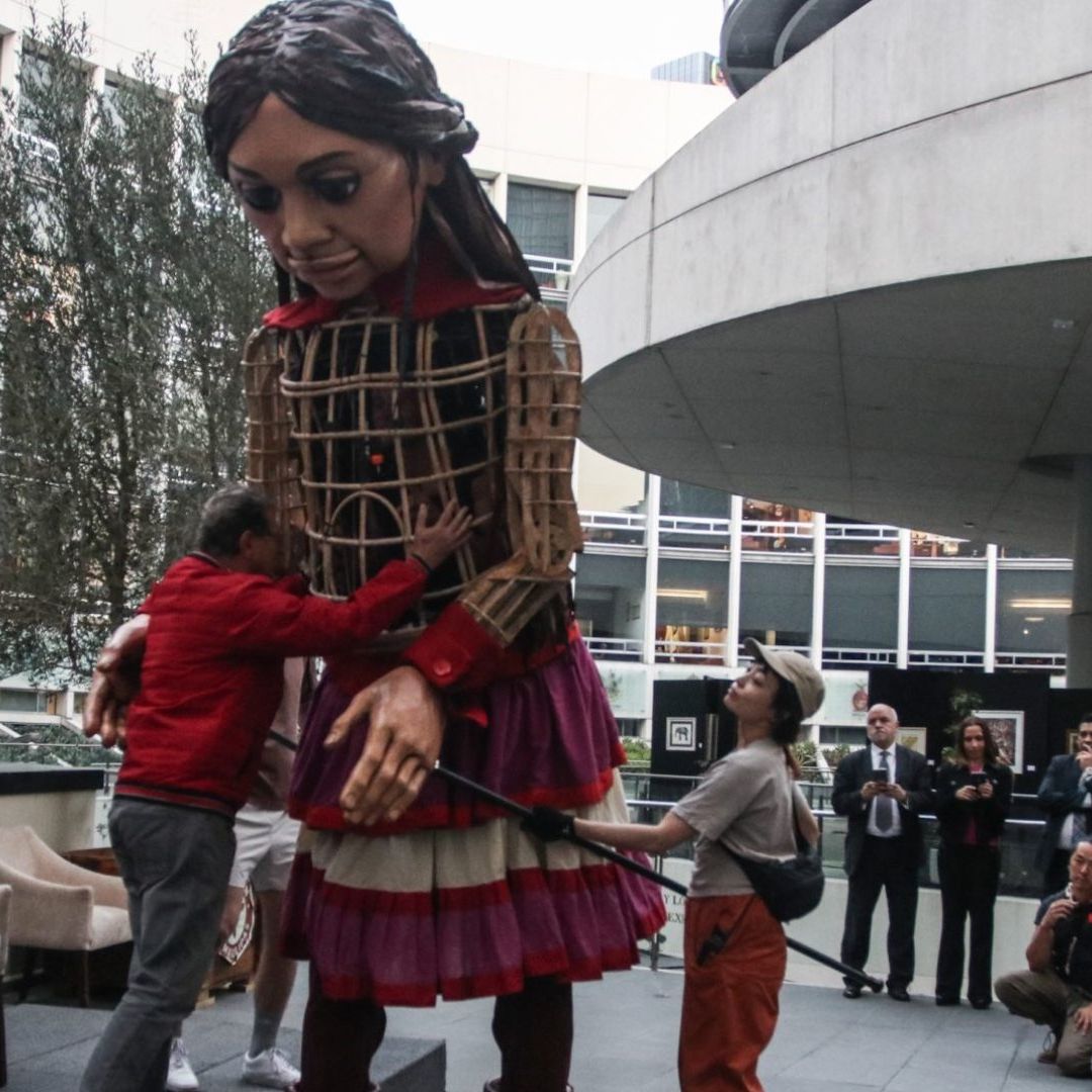 Amal, la Marioneta Gigante Símbolo de Niños Refugiados, Llega al Senado en CDMX