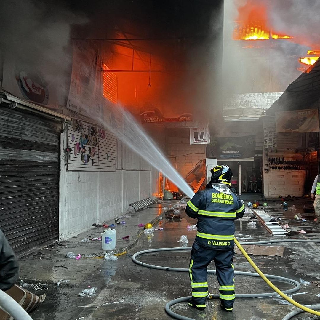 Después de 10 Horas de Labores, Extinguen Incendio en Bodega de Tepito
