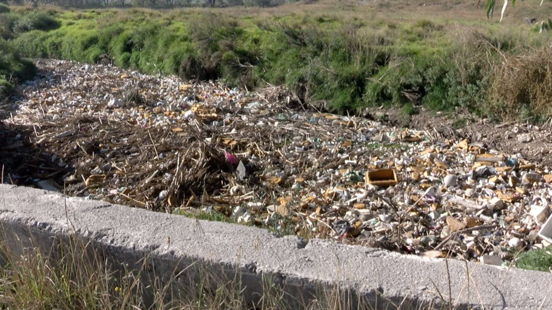 Río Almoloya se ha vuelto un foco de infección, denuncian vecinos