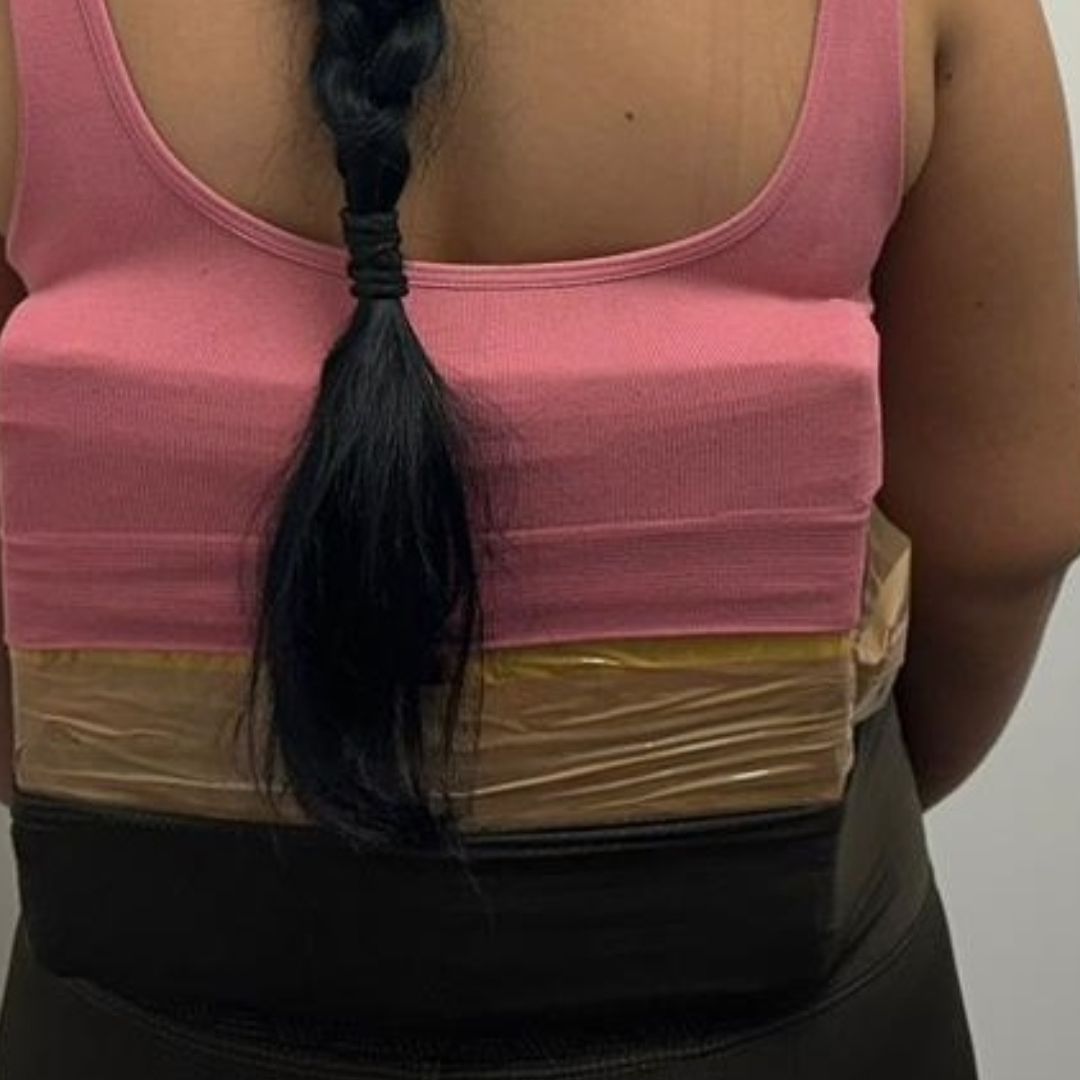 Mujer es detenida por llevar adheridos 4 kilos de cocaína en su espalda en aeropuerto de guadalajara