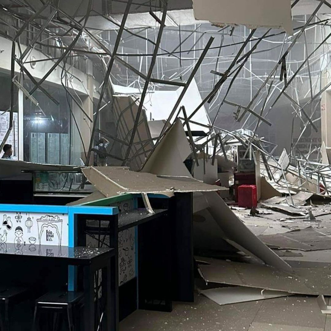 Guardia observa daños en plaza comercial tras terremoto en Filipinas