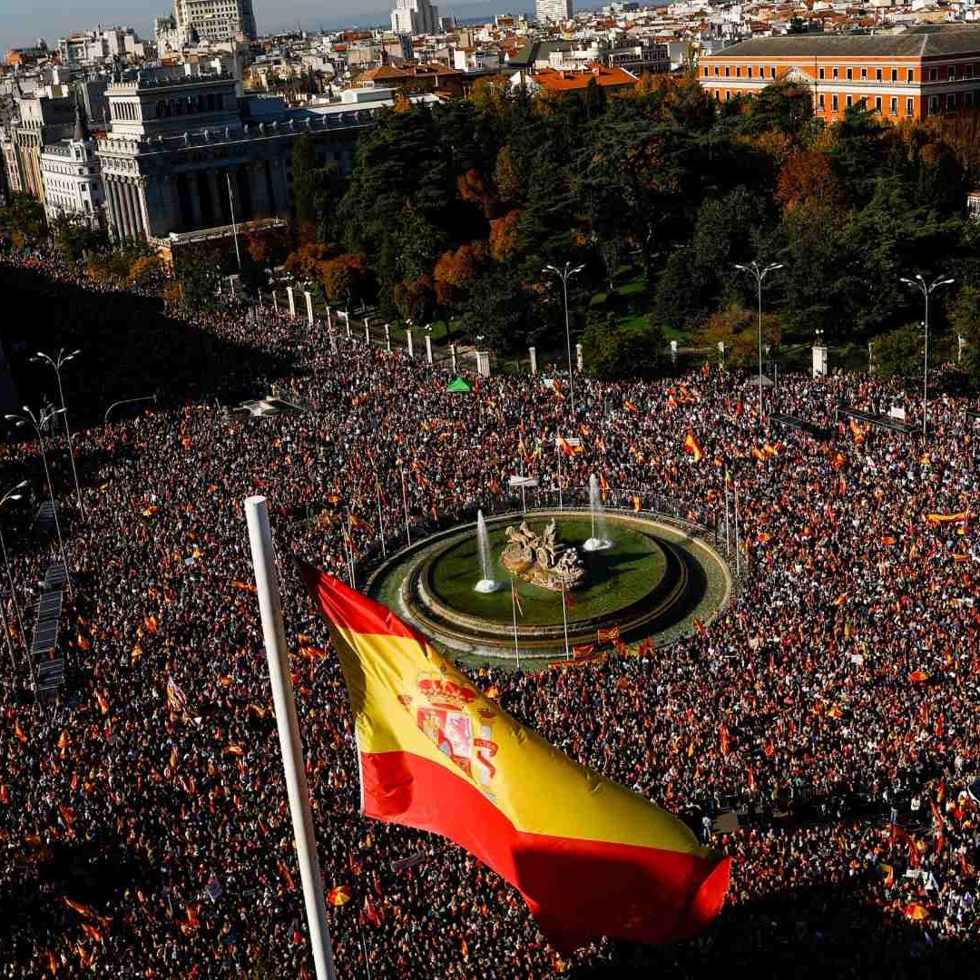 Miles protestan de nuevo en España contra Pedro Sánchez