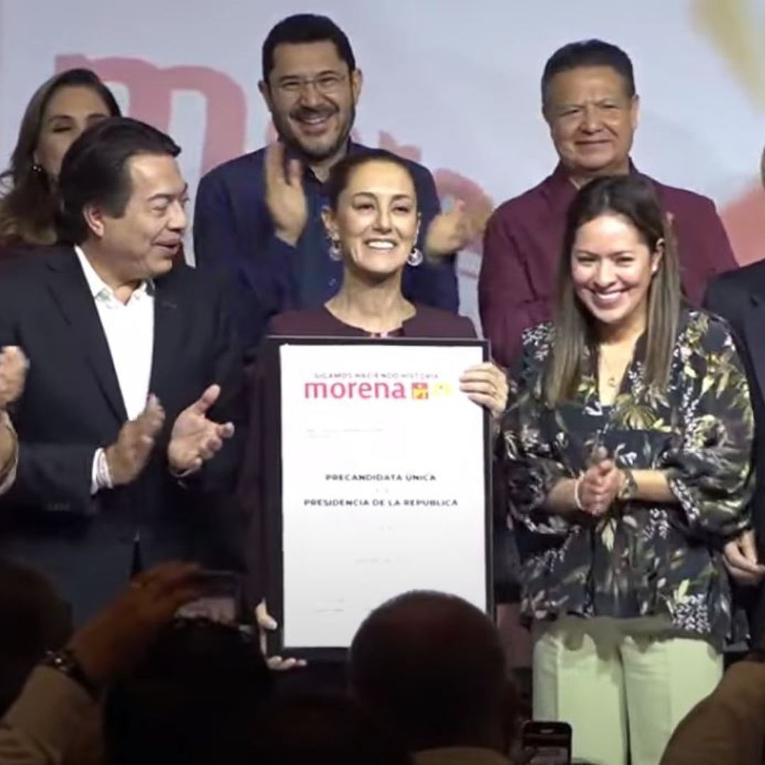 Sheinbaum recibe constancia de precandidata de Morena