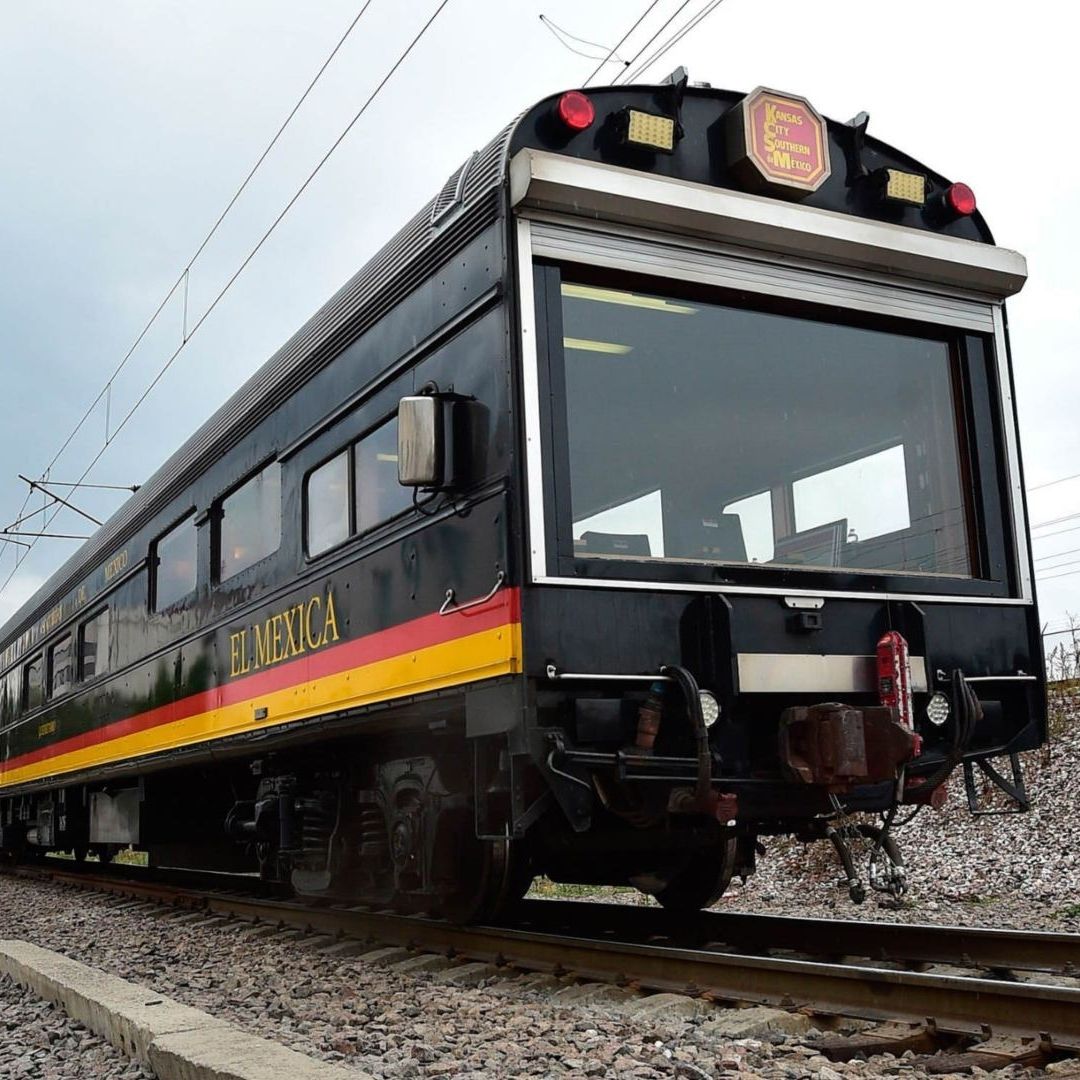 Un tren recorre las vías que atraviesan el Estado de México el 30 de junio de 2023.