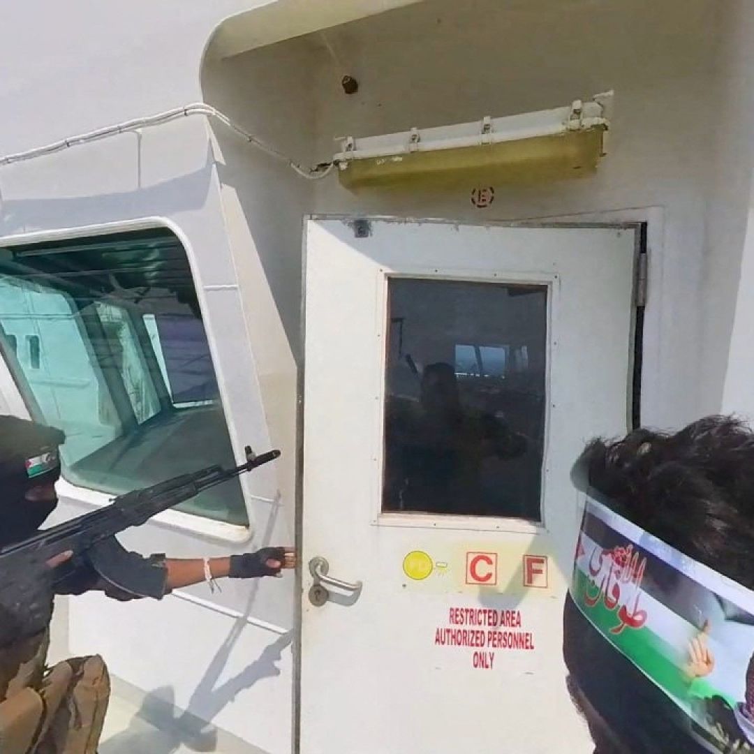 Hutíes secuestran un barco carguero con dos mexicanos a bordo