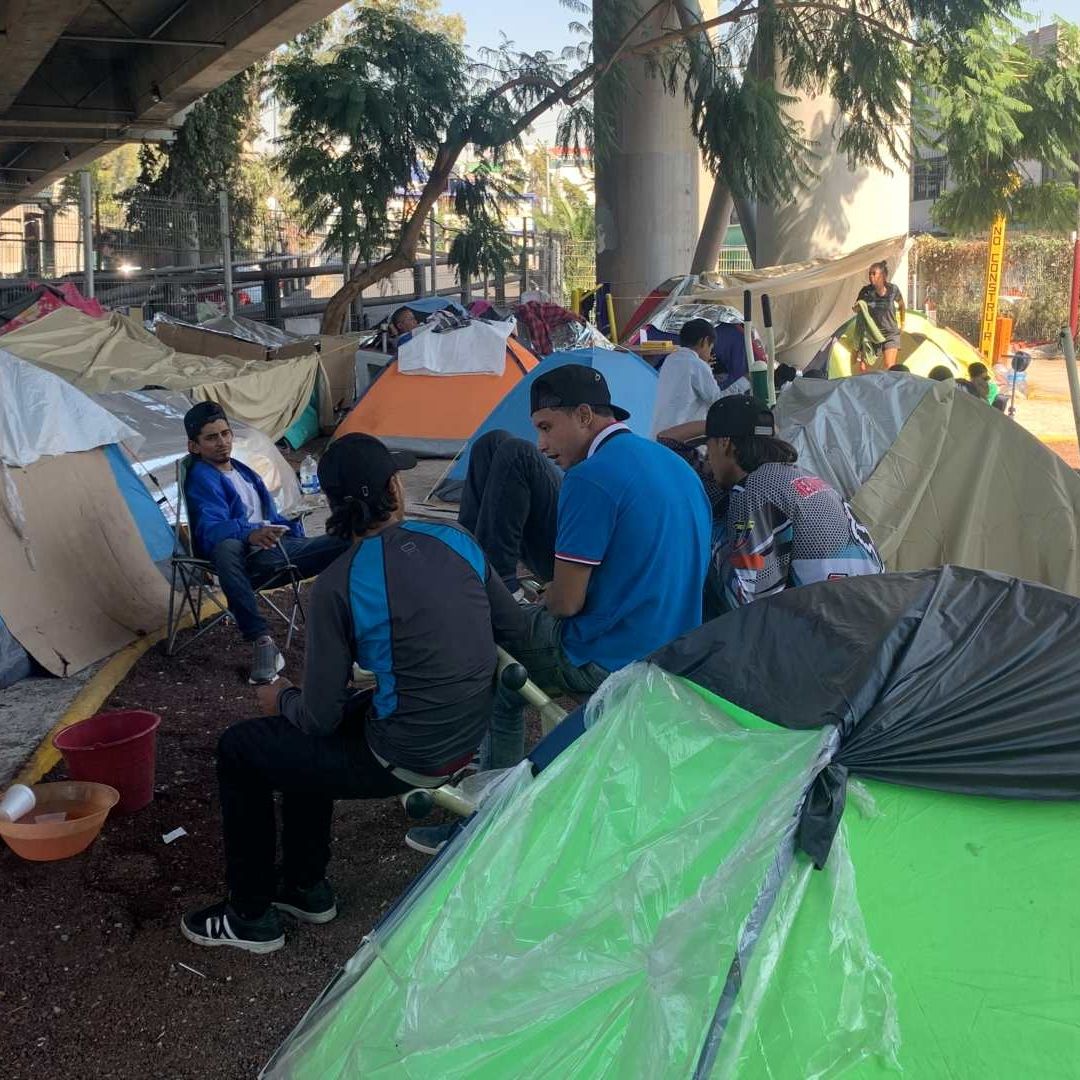 150 personas viven en un albergue callejero abajo de un puente vehicular