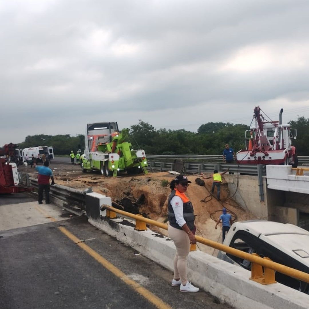 Accidente vehicular en carretera La Tinaja - Acayucan deja 5 muertos y 56 lesionados