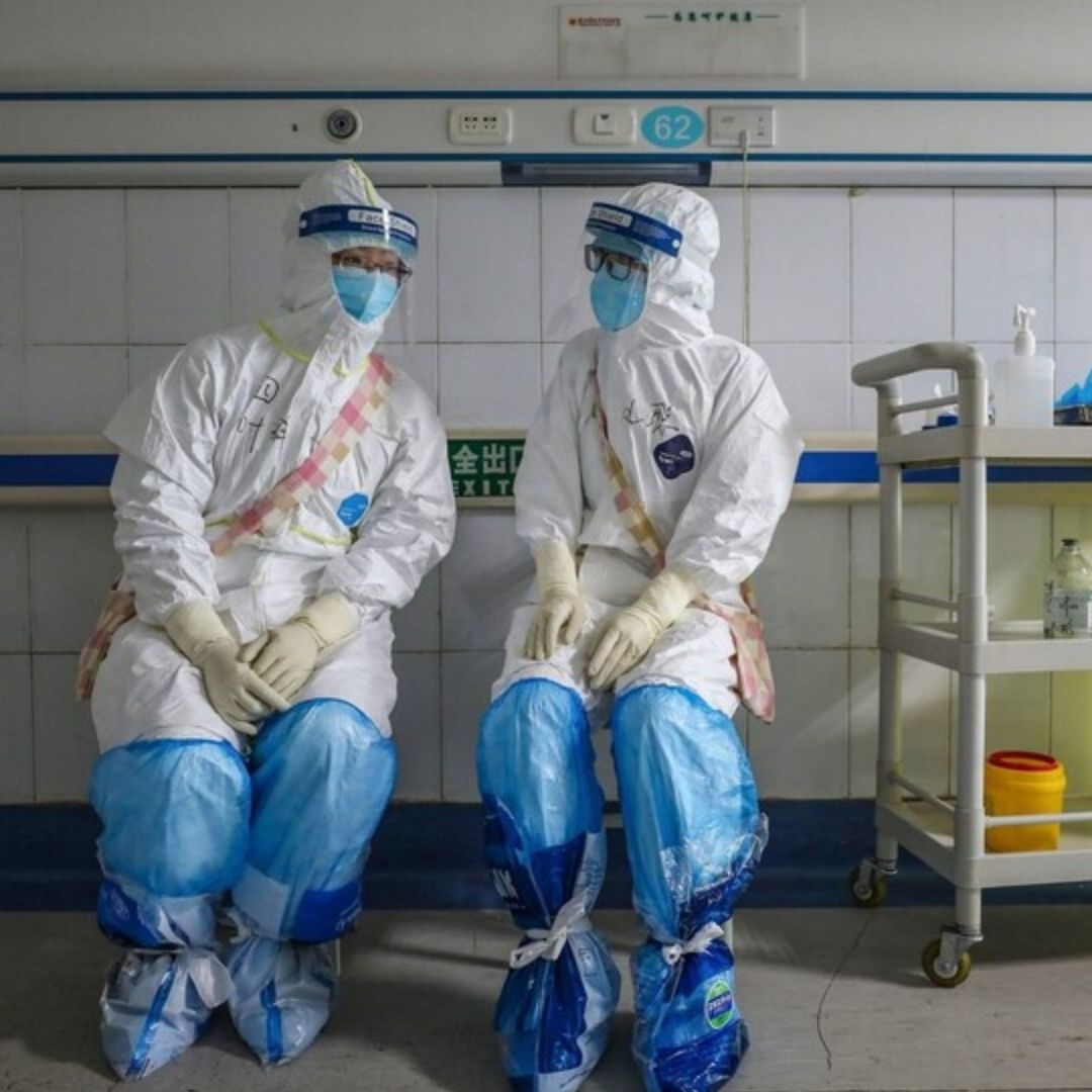 Trabajadores médicos chinos adentro de las instalaciones de un hospital