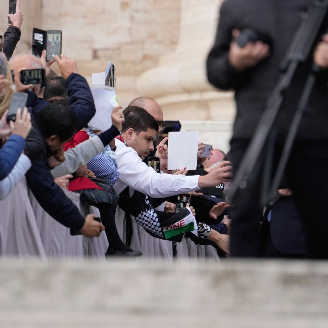 Papa Francisco Se Reúne con Familiares de Rehenes Israelíes y Prisioneros Palestinos