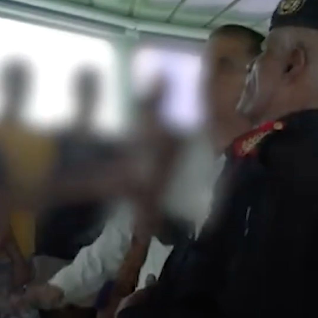 El comandante ingresa a la cabina de mando y se dirige a la tripulación en árabe.