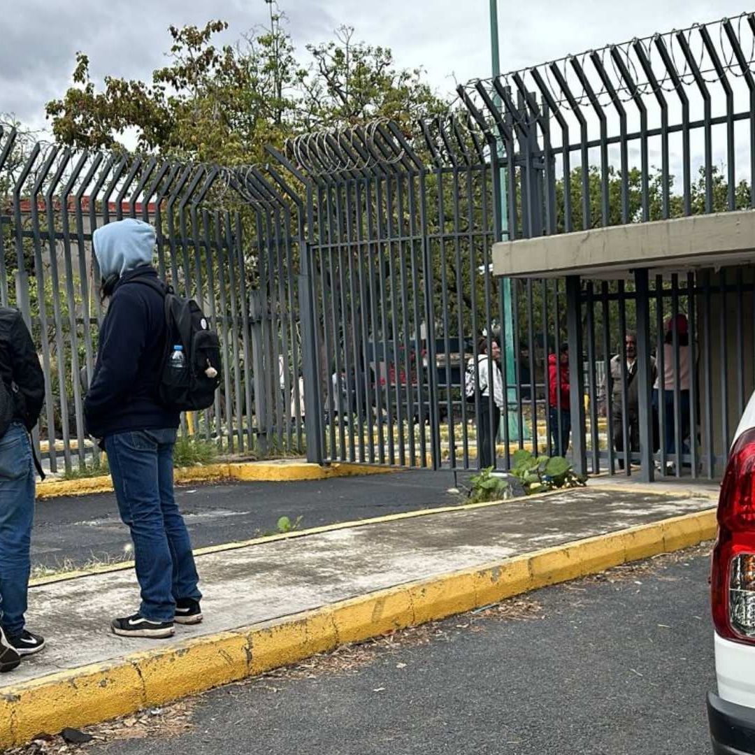 Un grupo de encapuchados irrumpió hoy, 23 de noviembre de 2023, en la Facultad de Contaduría y Administración de la UNAM