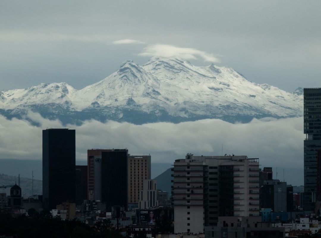 Los capitalinos no están acostumbrados a que caiga nieve en el centro de la CDMX, pero hay lugares cercanos