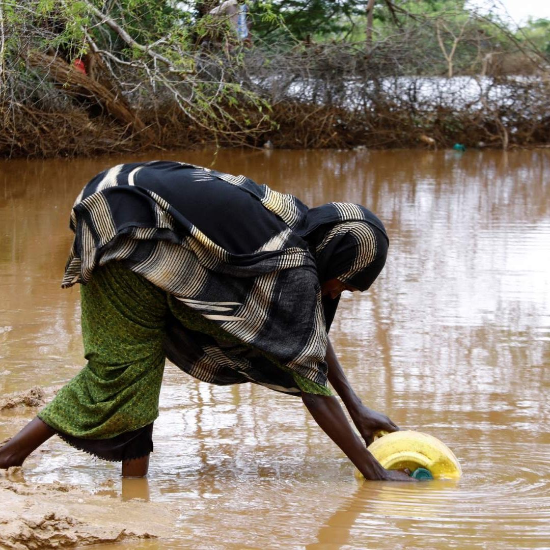 Según el grupo humanitario Save the Children, las inundaciones han obligado a unas 250 mil personas, o el 90% de la población de Beledweyne, a abandonar sus hogares