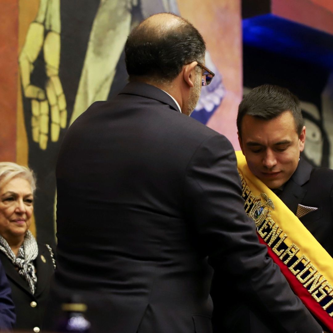 Daniel Noboa al ser investido como presidente electo de Ecuador.