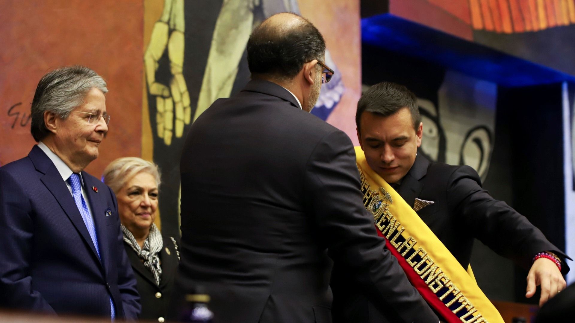Daniel Noboa al ser investido como presidente electo de Ecuador.