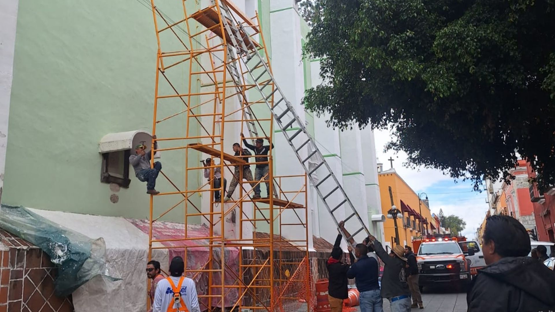 El hombre realizaba trabajos de mantenimiento en la Iglesia del Niño Cieguito cuando estuvo a punto de caer al vacío.