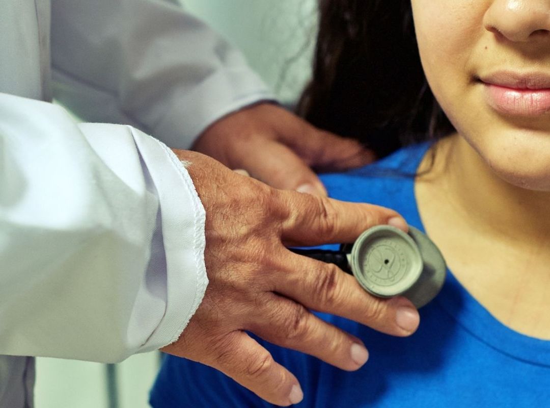 El aumento de enfermedades respiratorias en China está afectando a niños provocando brotes de neumonía