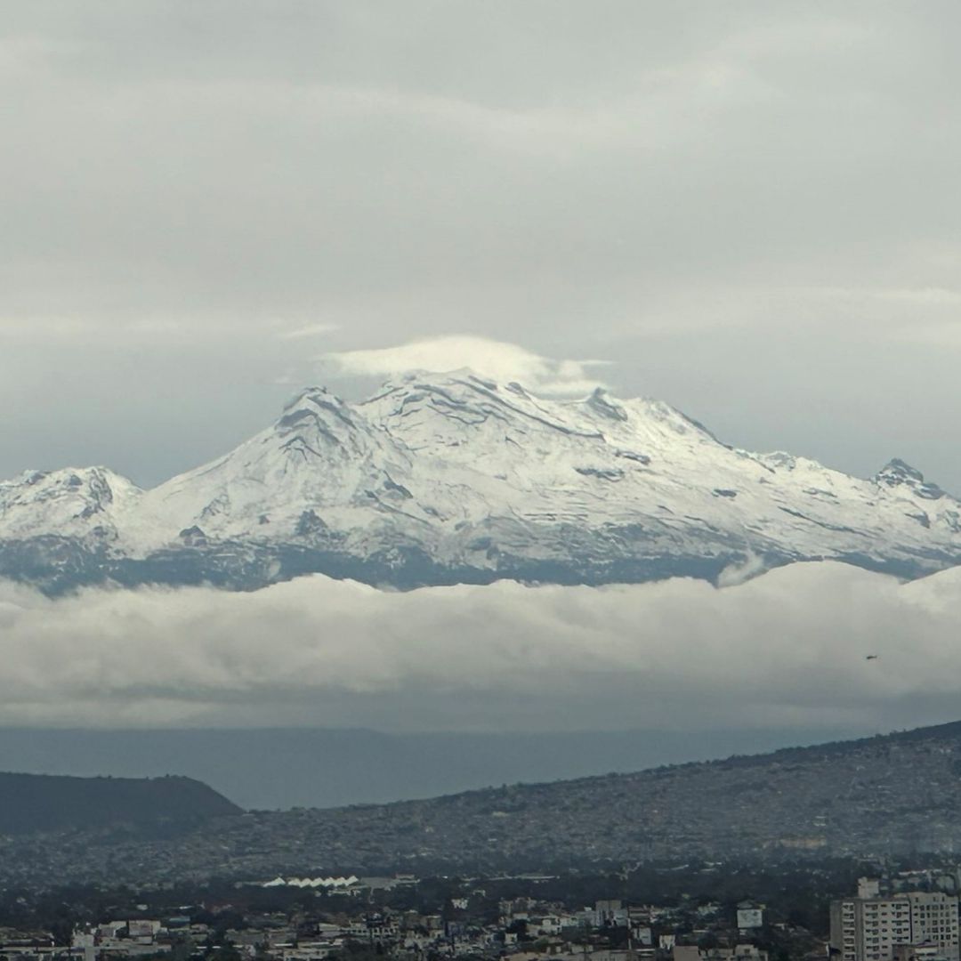 Volcanes amanecen cubiertos de nieve en CDMX