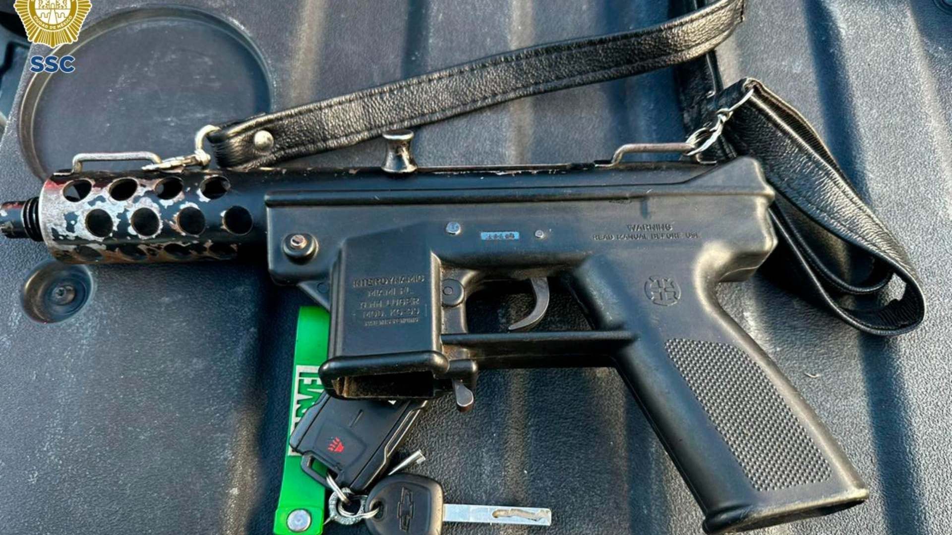 Detienen a Automovilista sin Placa en CDMX; le Aseguran Armas de Fuego y Cartuchos Útiles