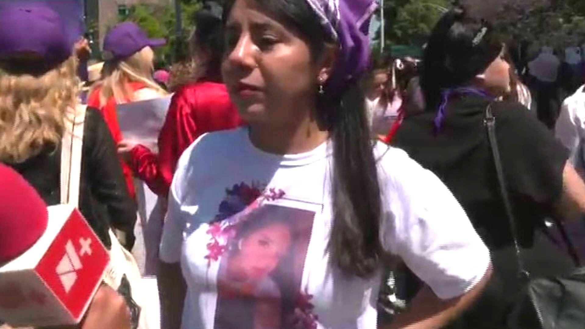 Joven Exige Justicia por la Muerte de su Gemela, en Marcha del 8M