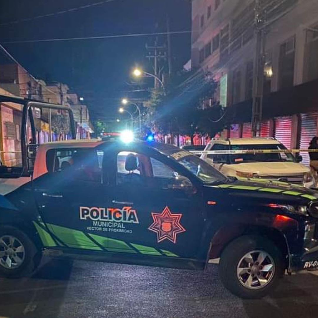 Mujer pierde la vida afuera de un edificio en el Barrio de Santiago de Puebla.