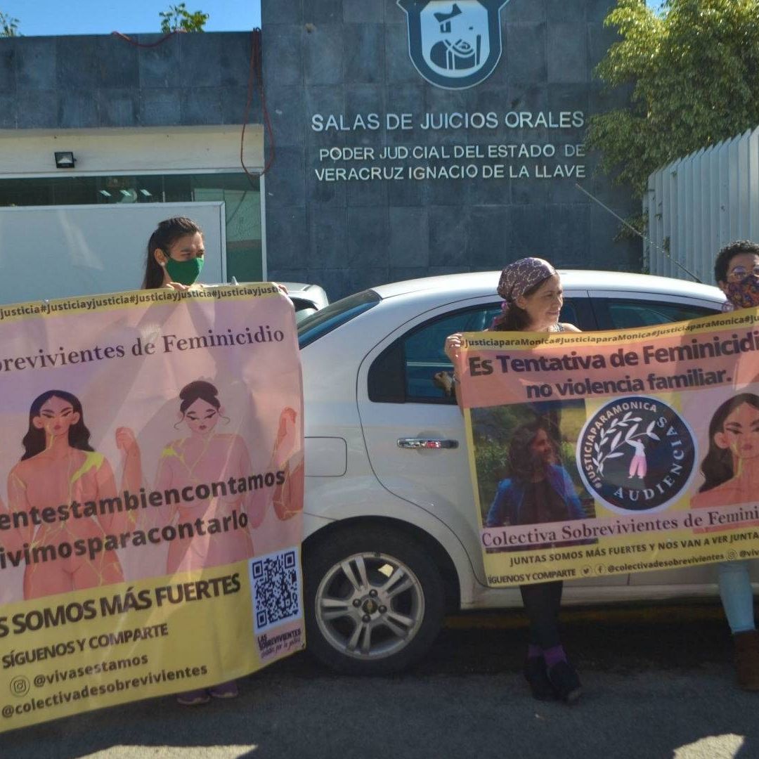 Protesta de víctimas de tentativa de feminicidio afuera de la Fiscalía de Veracruz.