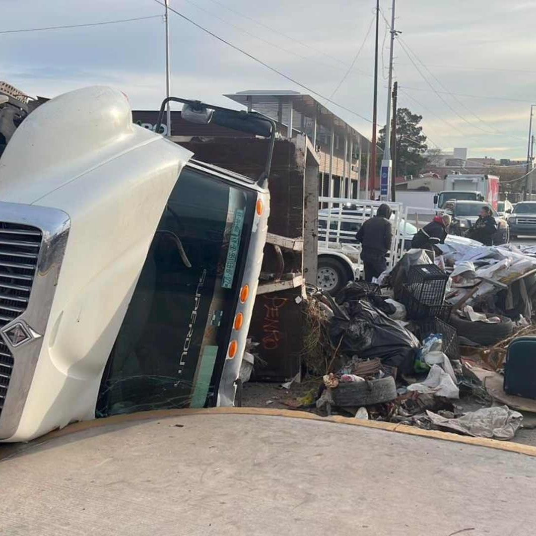 Se Voltea Camión de Basura en Av. De la Raza