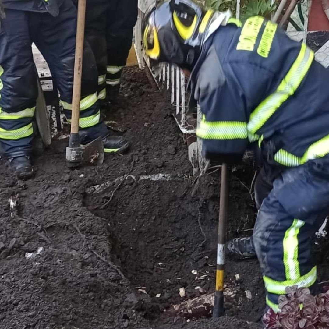 Bomberos de la CDMX atienden fuga de gas en Iztapalapa.