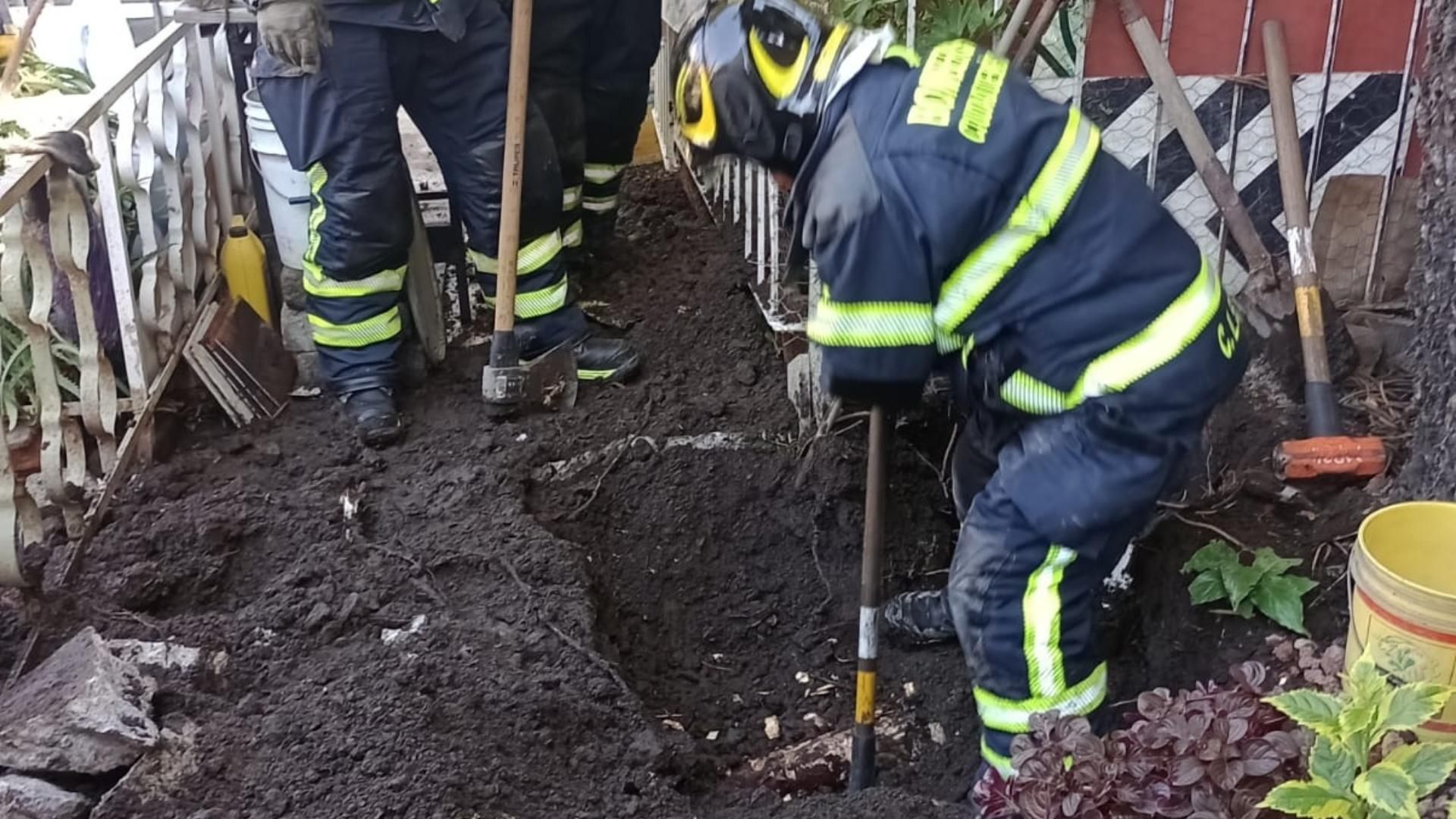 Bomberos de la CDMX atienden fuga de gas en Iztapalapa.