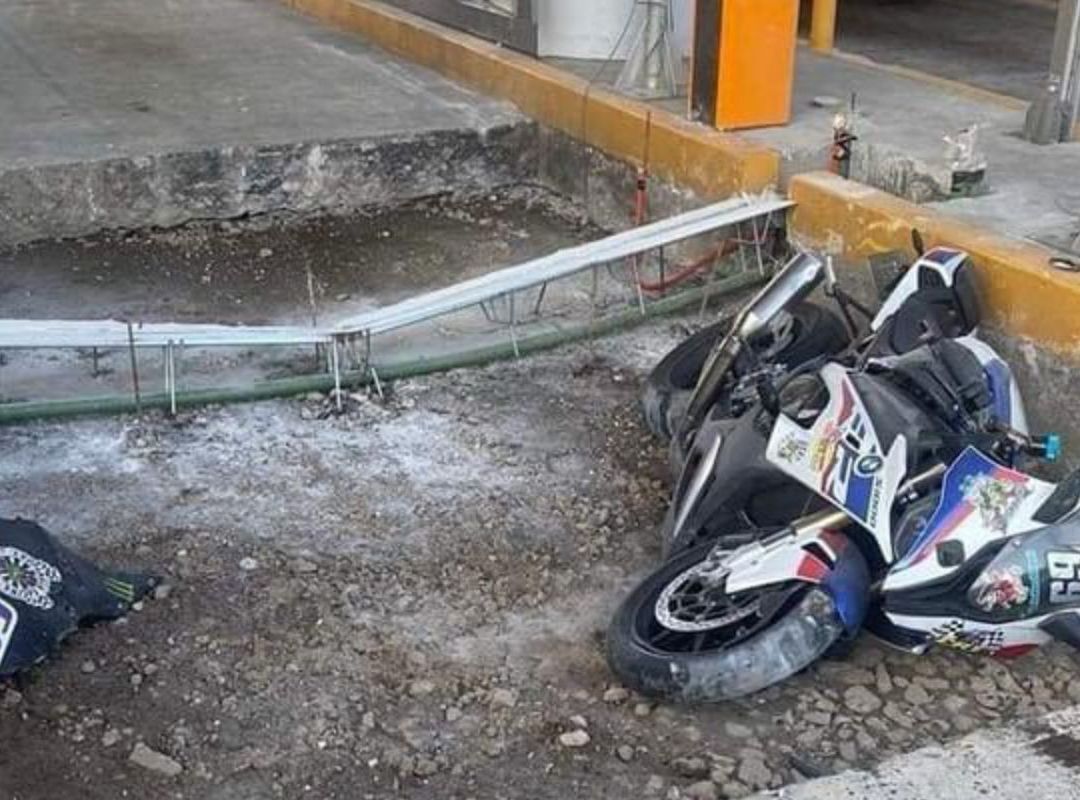 Dos motociclistas intentaron ahorrarse unos pesos en la caseta de México-Cuernavaca y sufrieron un terrible accidente