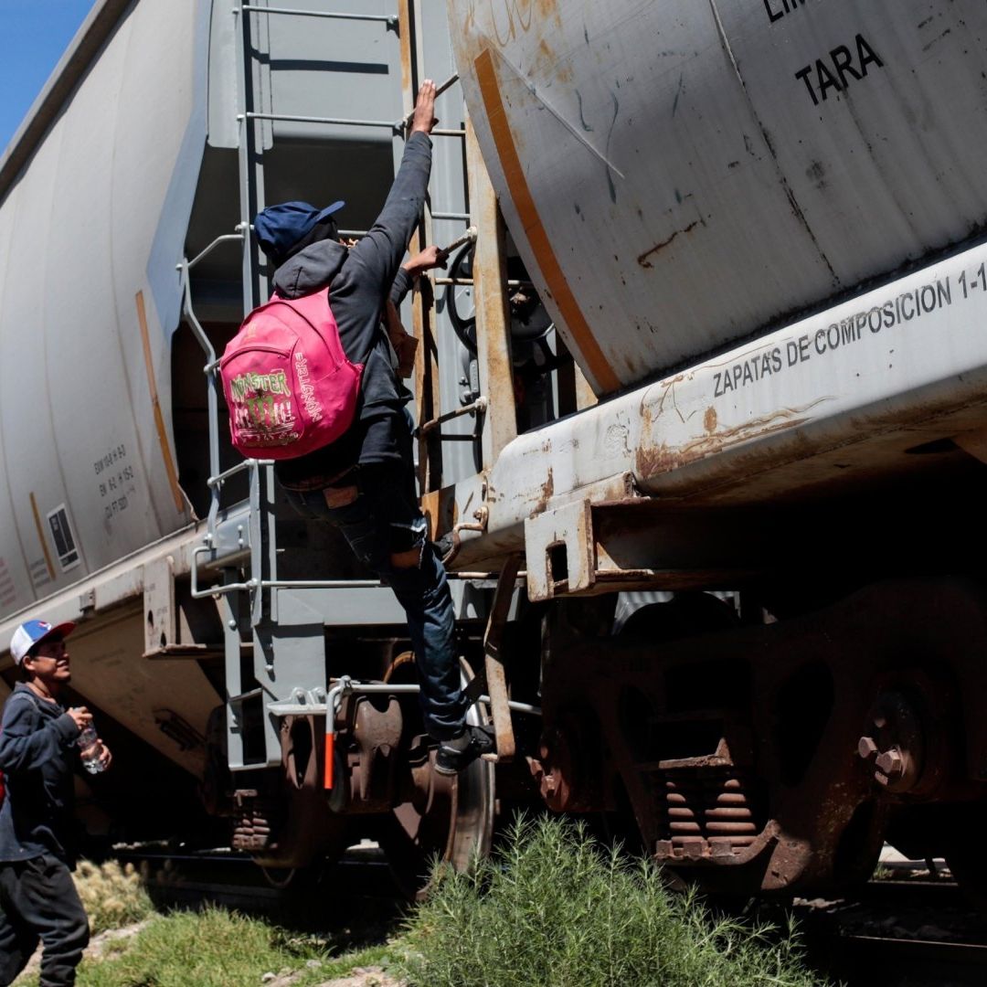 Migrantes abordan el tren en Puebla el 18 de octubre de 2023.