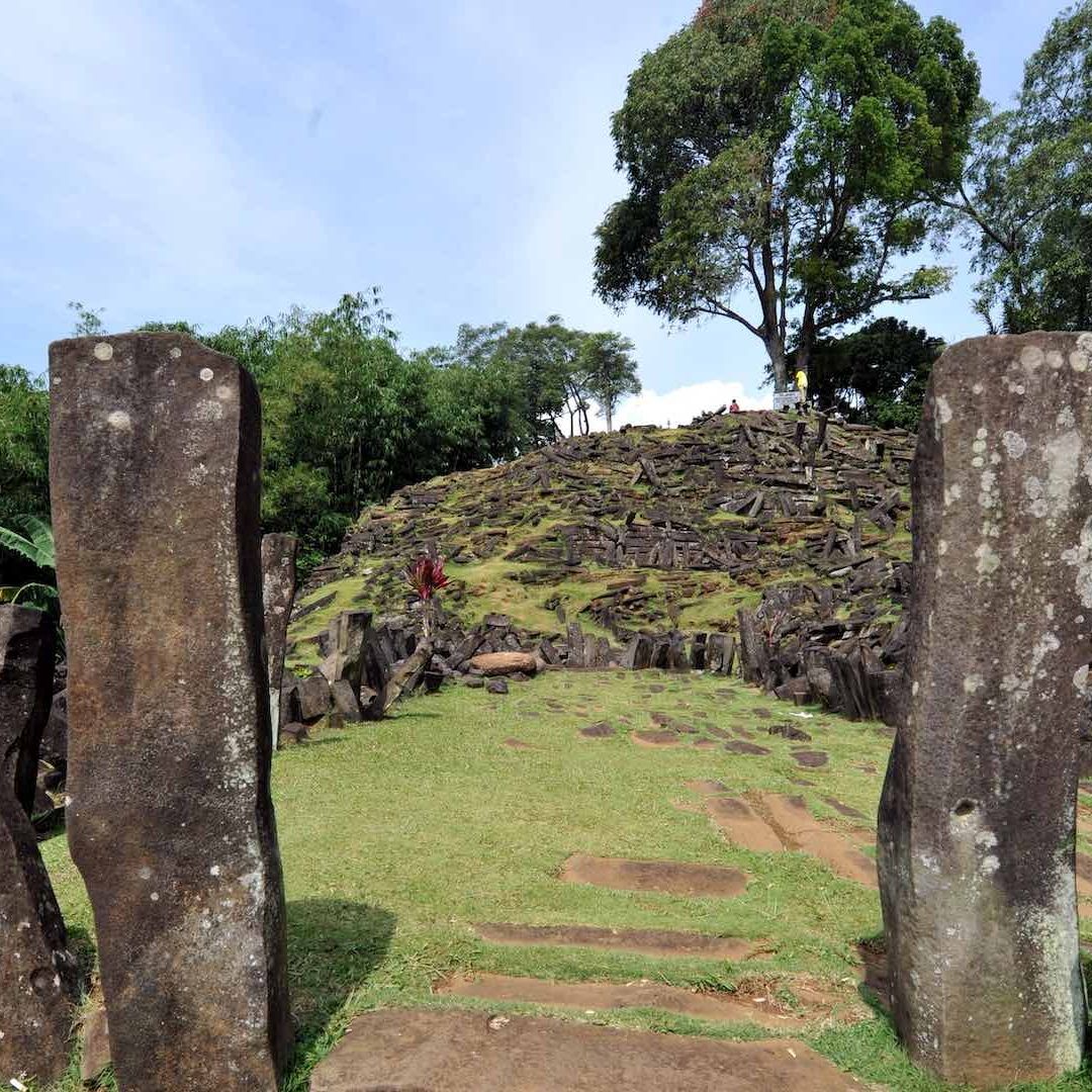 Descubren pirámide que podría tener 27 mil años en Indonesia.