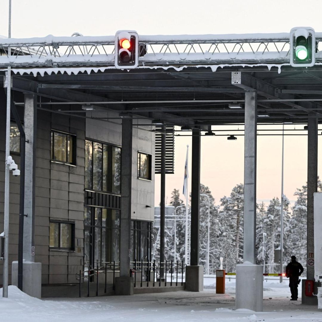 Finlandia cierra totalmente su frontera con Rusia
