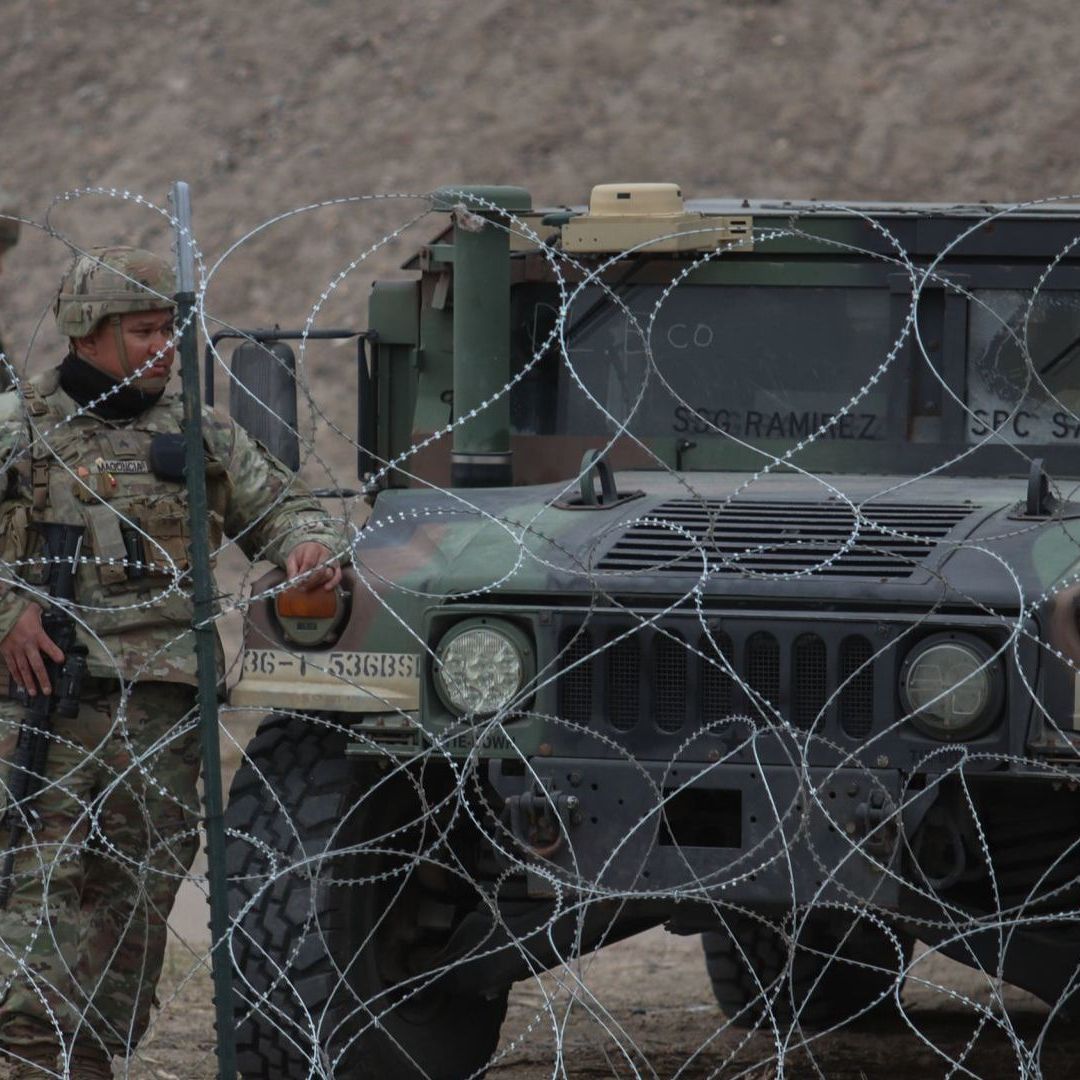 Militares de Estados Unidos mantienen vigilada su frontera con México