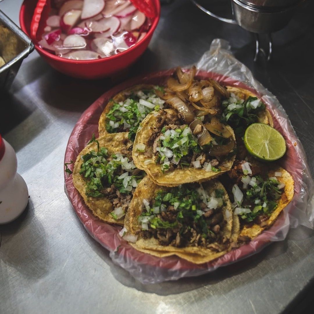 Joven come 70 tacos por reto pero taquería no lo premia