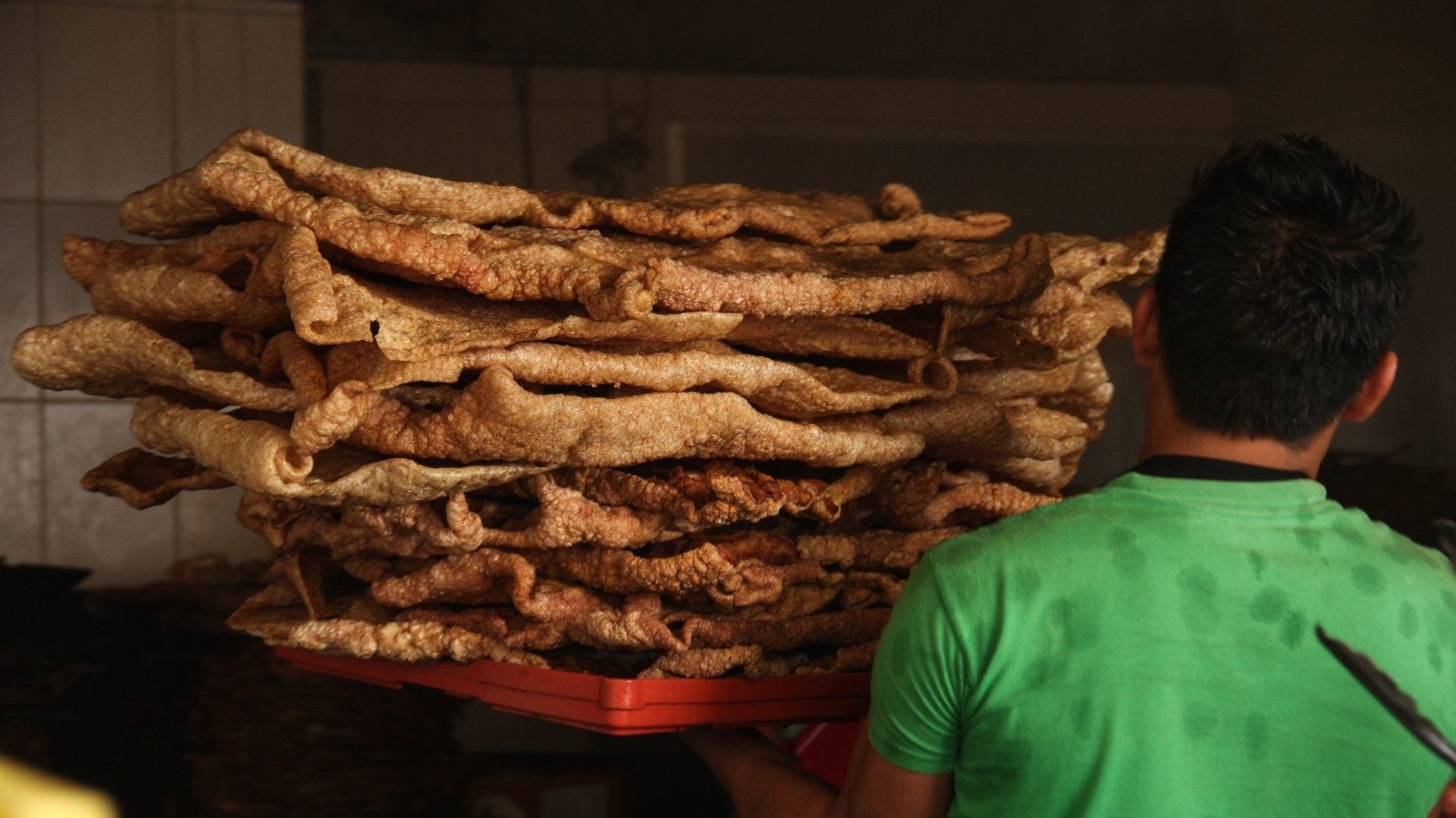 Negocio familiar dedicado en la elaboración de chicharrón frito. Foto: Cuartoscuro | Archivo