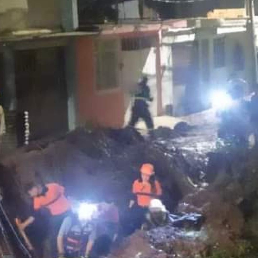 Muere trabajador aplastado por alud de tierra mientras instalaba drenaje en Xalapa