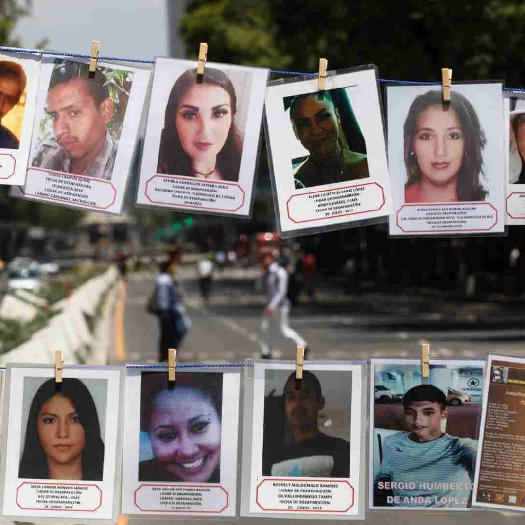 En la Glorieta de las Desaparecidos familiares protestan.