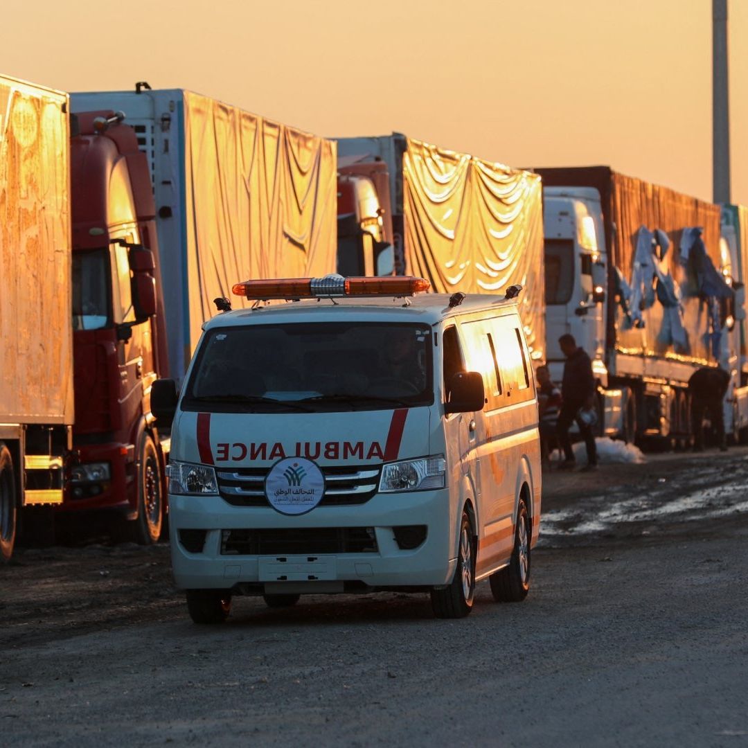 Una ambulancia cerca del paso fronterizo de Rafah entre Egipto y la Franja de Gaza, durante una tregua temporal entre Hamás e Israel.