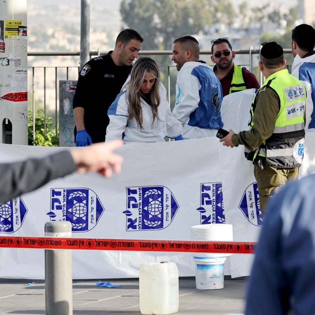 Un video captó el momento del tiroteo en una parada de autobús en Jerusalén que dejó tres personas muertas