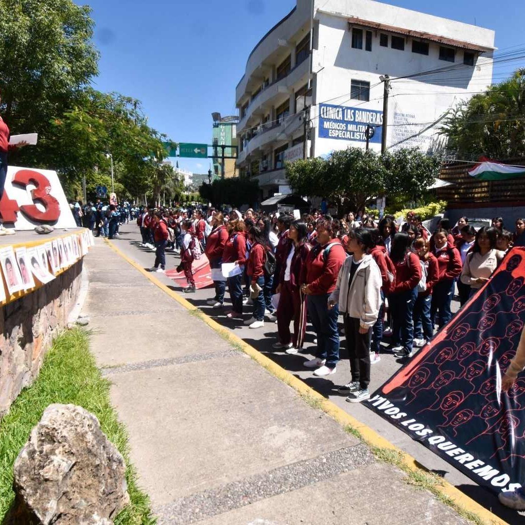 Mitin por los 43 desaparecidos de la Normal Rural de Ayotzinapa
