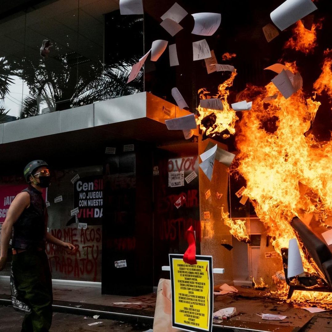 El fuego inició debido a que los manifestantes no consiguieron hablar con la directora de Censida, Alethse de la Torre Rosas. Foto: Cuartoscuro