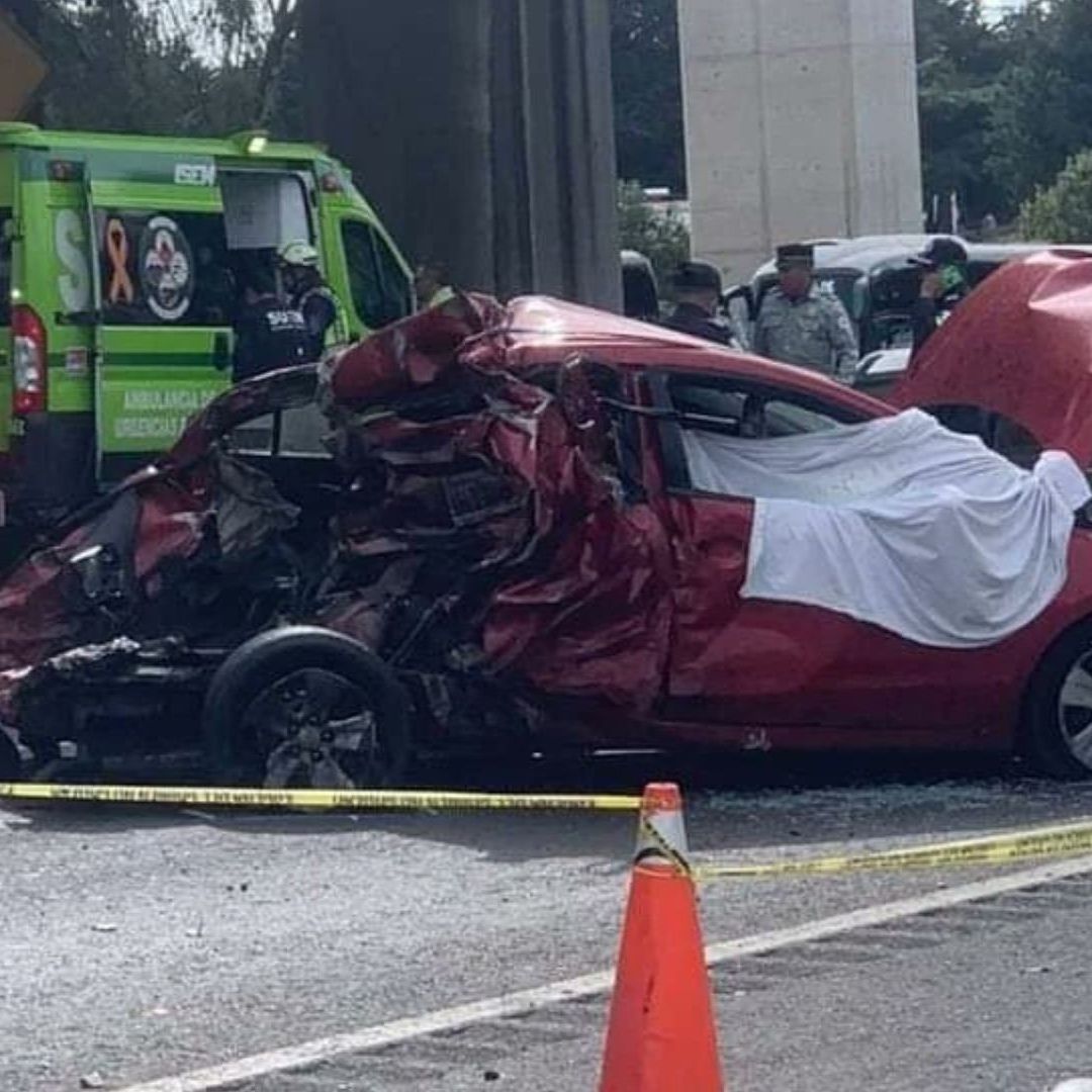 Según las primeras versiones de los hechos, el accidente ocurrió después de que una pipa se quedara sin frenos en una pendiente de la autopista