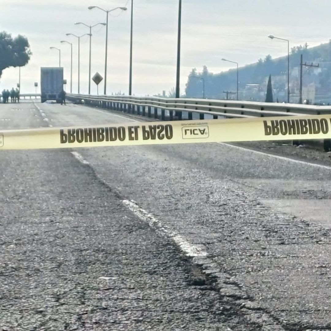 Muere motociclista tras ser atropellado por tráiler en puente vehicular de Toluca