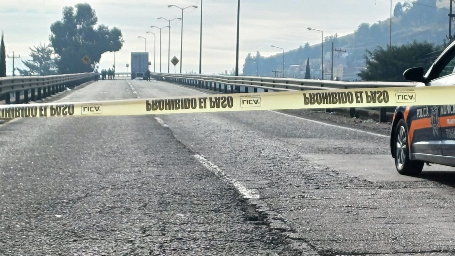 Muere motociclista tras ser atropellado por tráiler en puente vehicular de Toluca