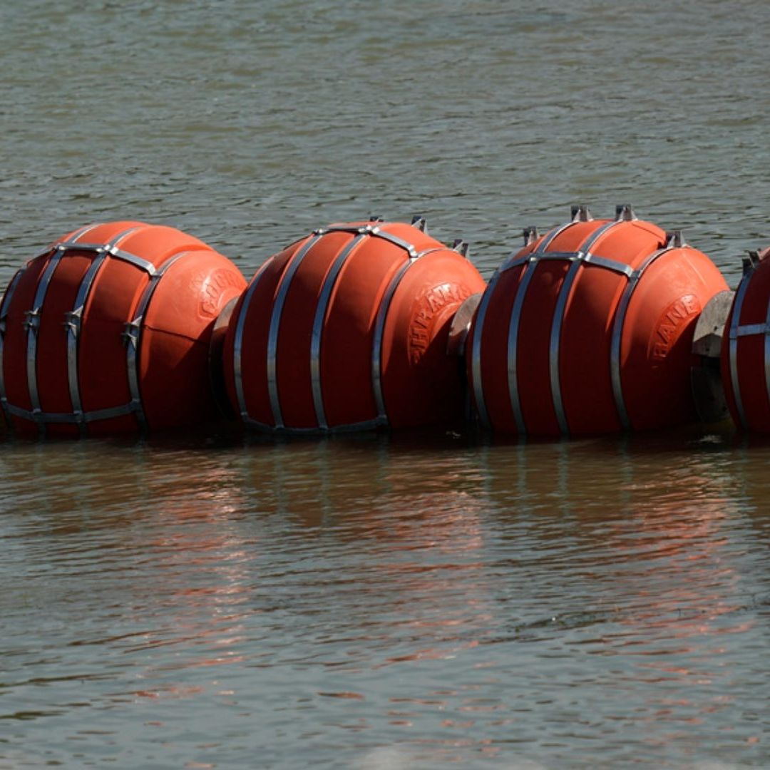 Las boyas se ubican entre la ciudad fronteriza texana de Eagle Pass y Piedras Negras, Coahuila. Foto: AP
