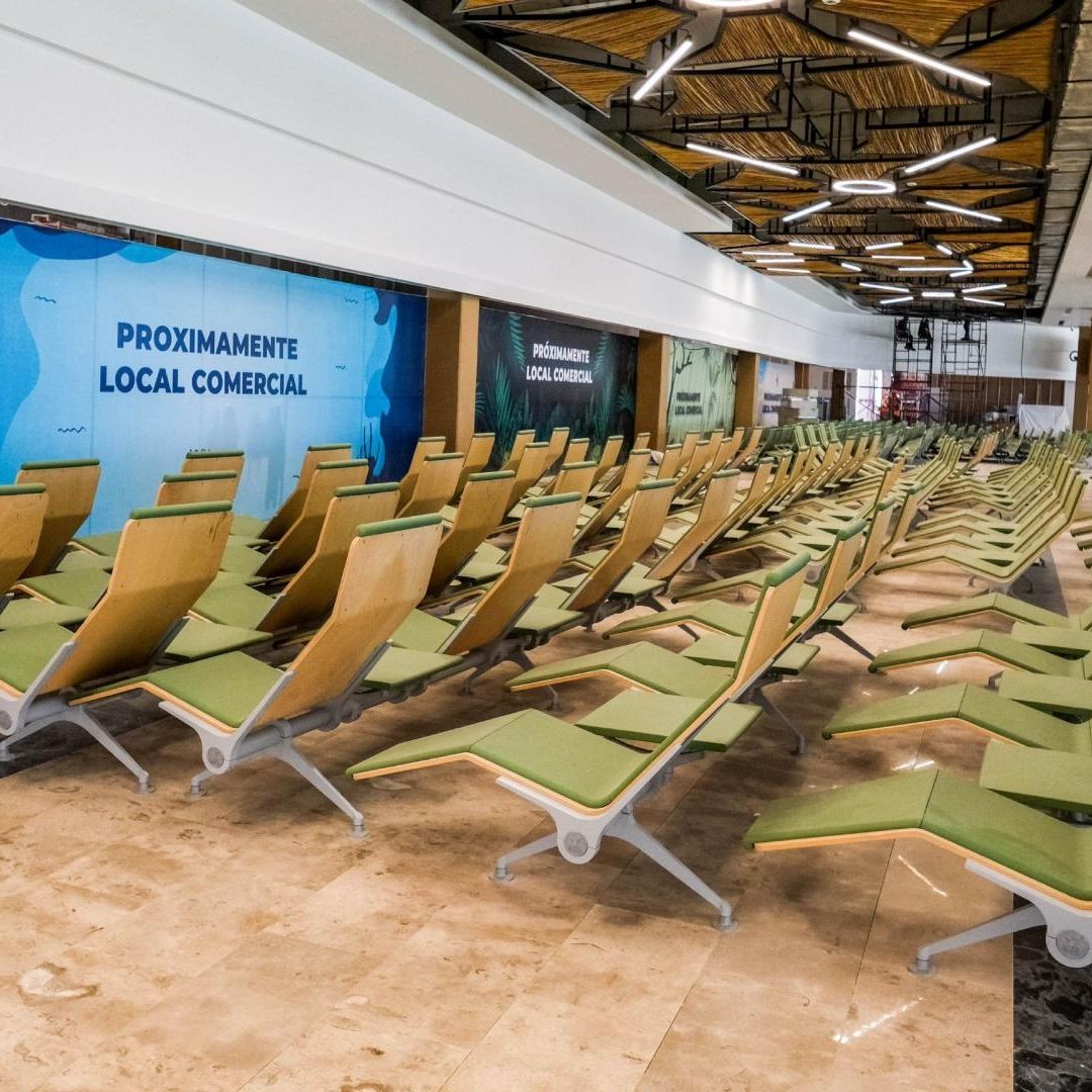 En las salas de espera del Aeropuerto Internacional de Tulum hay más de mil butacas.