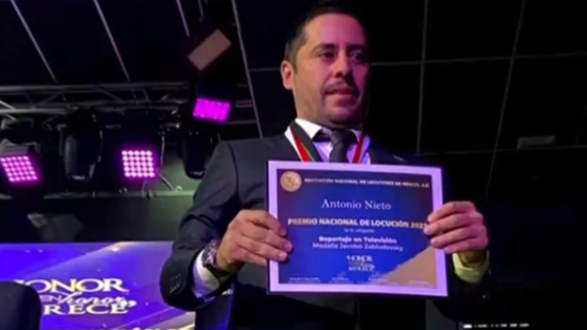 Antonio Nieto, reportero de investigaciones especiales de Despierta de Nmás, fue reconocido con la medalla Jacobo Zabludovsky